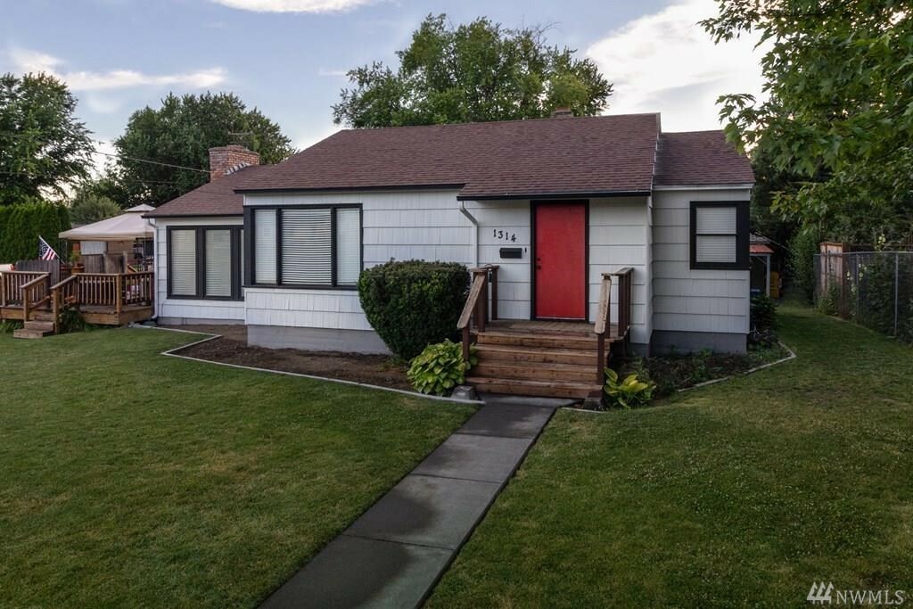 Property Photo:  1314 Center St  WA 99362 