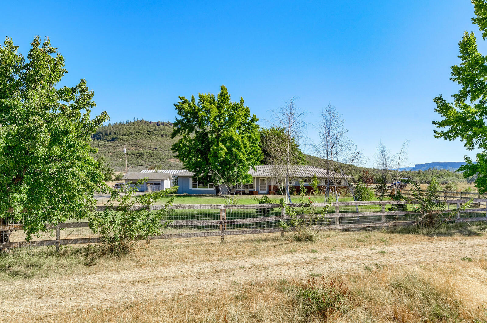 Property Photo: 5943 Hwy 234 OR 97502