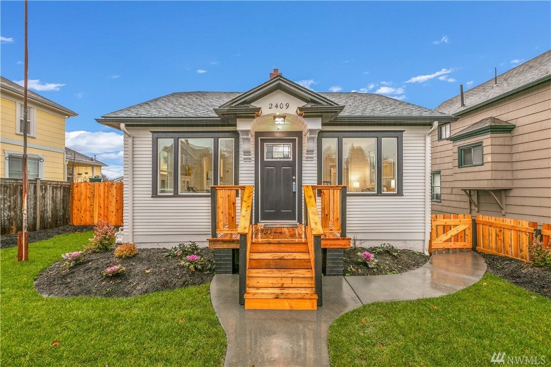 Property Photo:  2409 Pine St  WA 98201 
