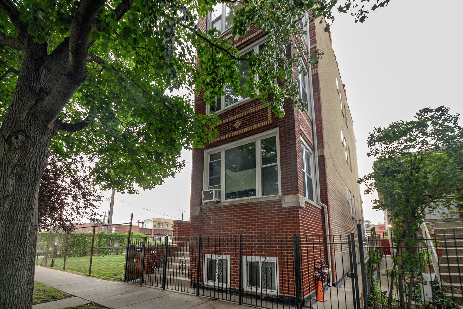 Property Photo: 2421 W Rice Street 3 IL 60622