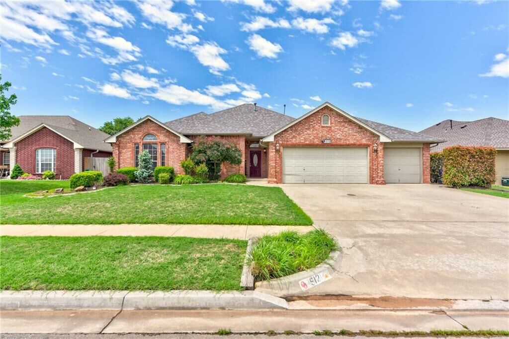 Property Photo:  1512 Kestrel Court  OK 73071 