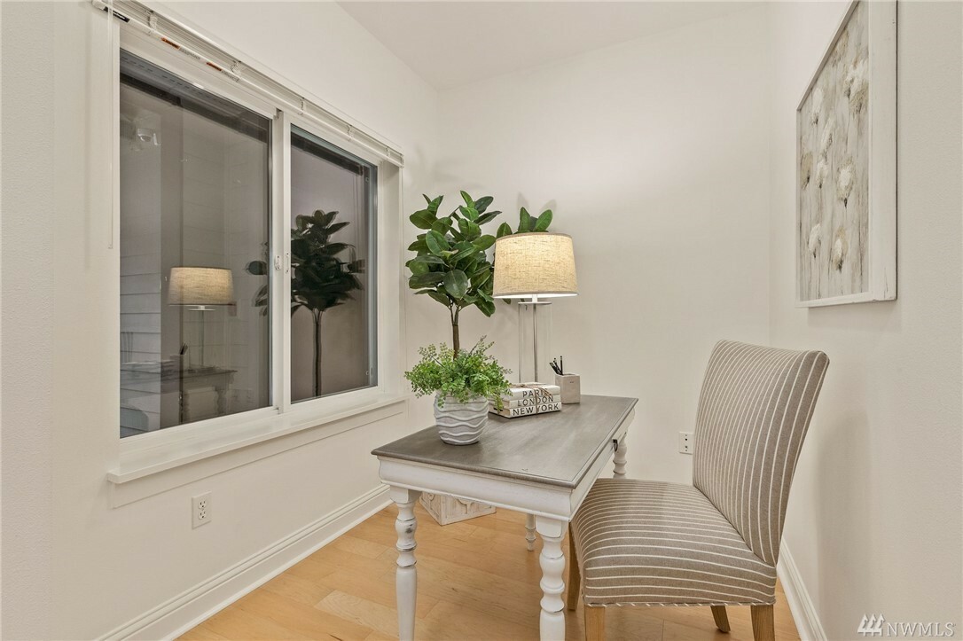 Property Photo: 18707 SE Newport Wy 102 WA 98008