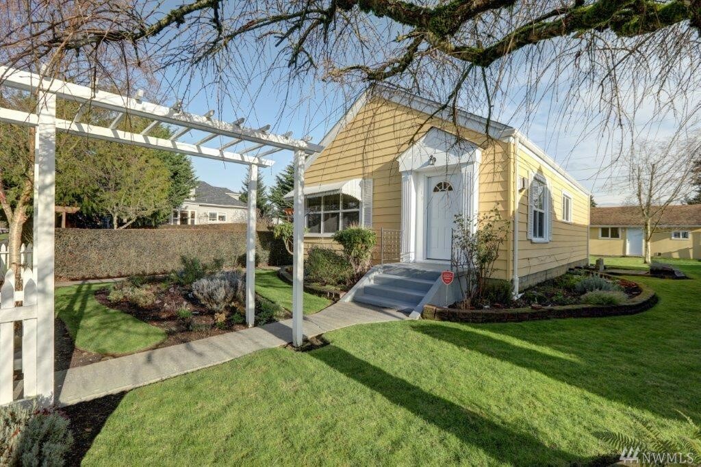 Property Photo:  1819 Virginia Ave  WA 98201 