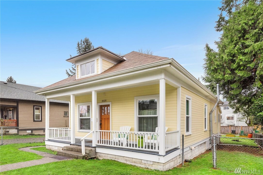 Property Photo:  3535 S Ferdinand St  WA 98118 