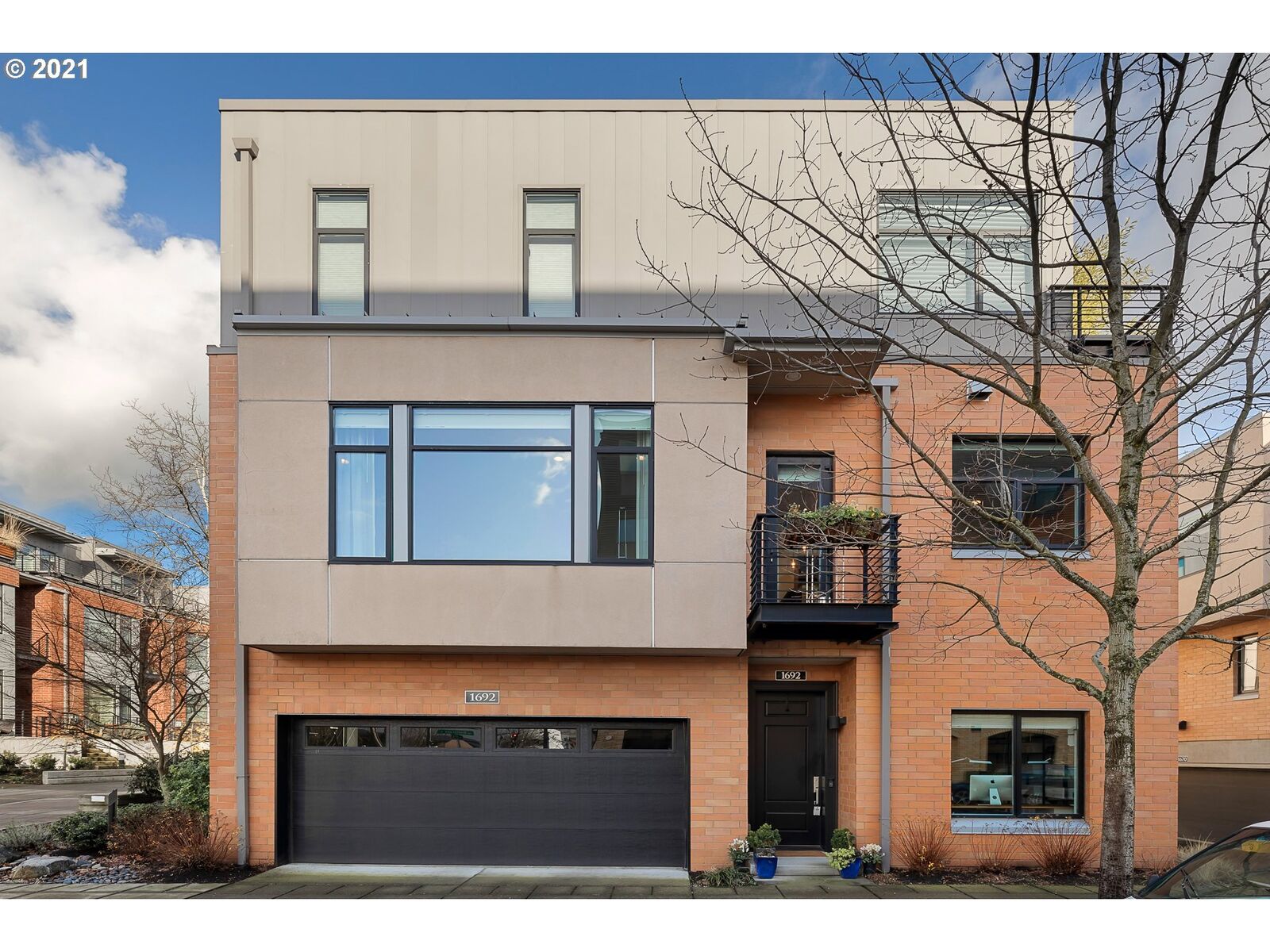 Property Photo:  1692 NW Riverscape St  OR 97209 