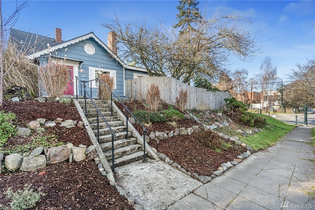 Property Photo:  3106 Grand Ave  WA 98201 