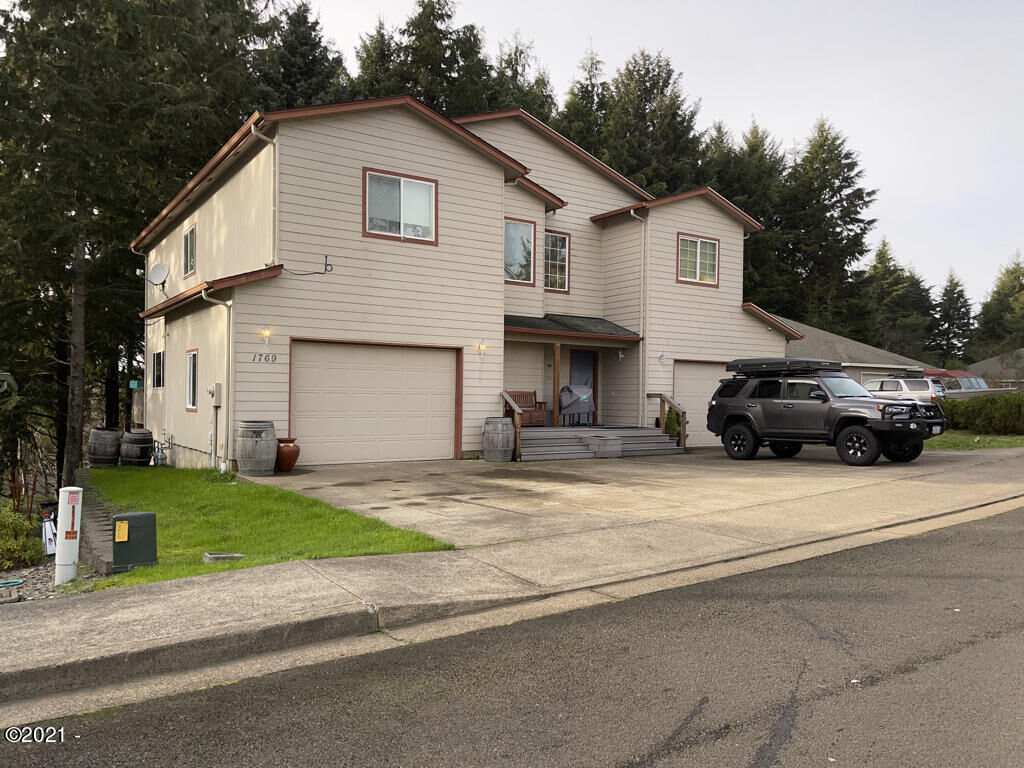Property Photo: 1767/1769 SE Mast Avenue OR 97367
