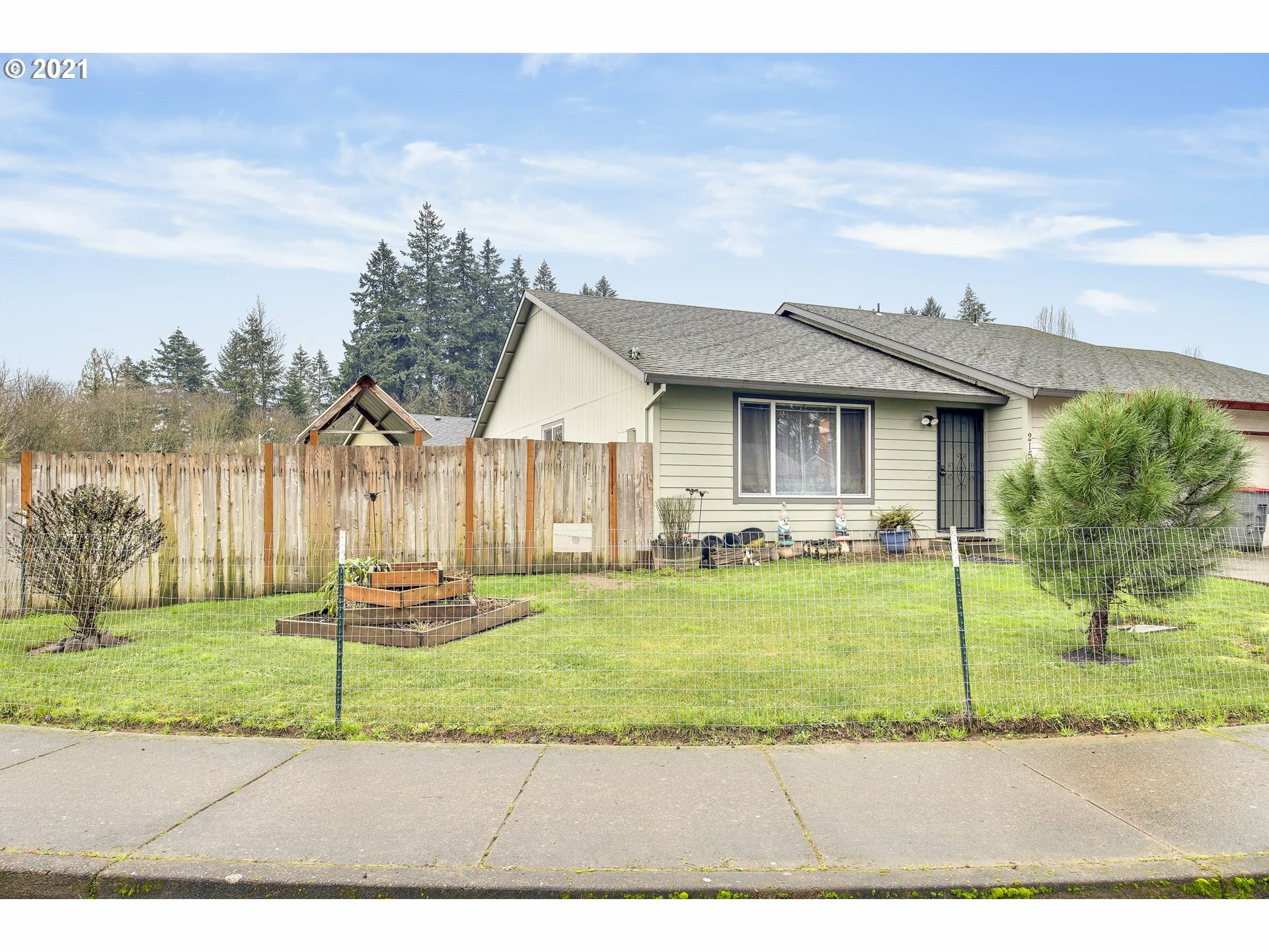 Property Photo: 215 W 2nd Place Cir OR 97127