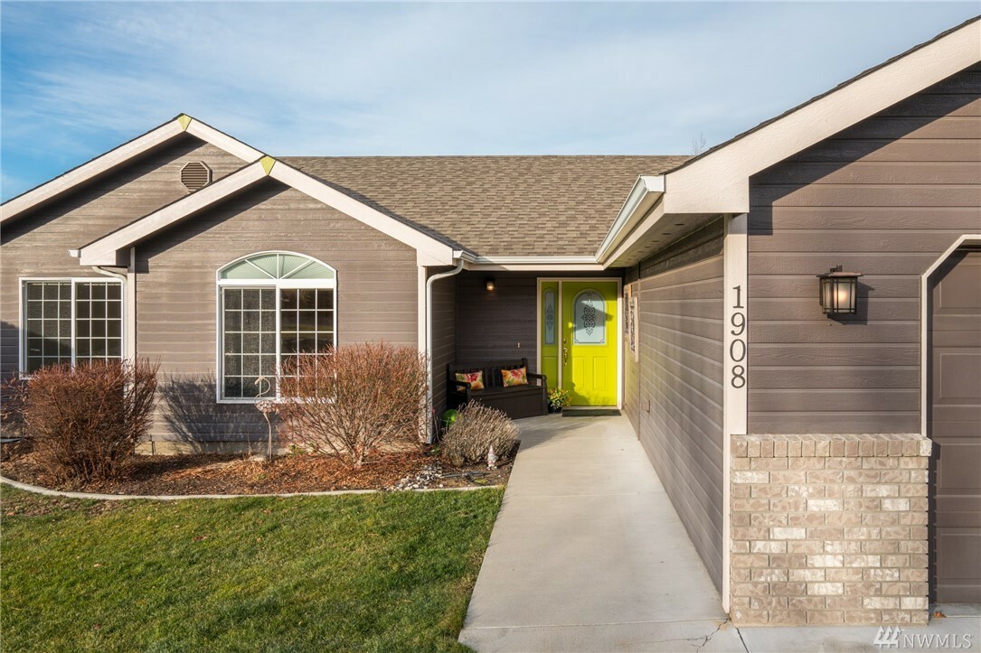 Property Photo: 1908 Grandview Lp WA 98801