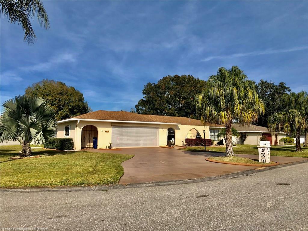 Property Photo:  724 Golfside Lane  FL 33870 