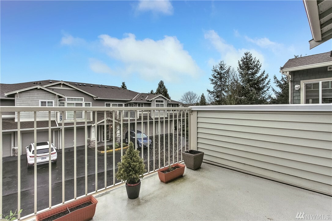 Property Photo: 1031 61st St SE 104 WA 98092