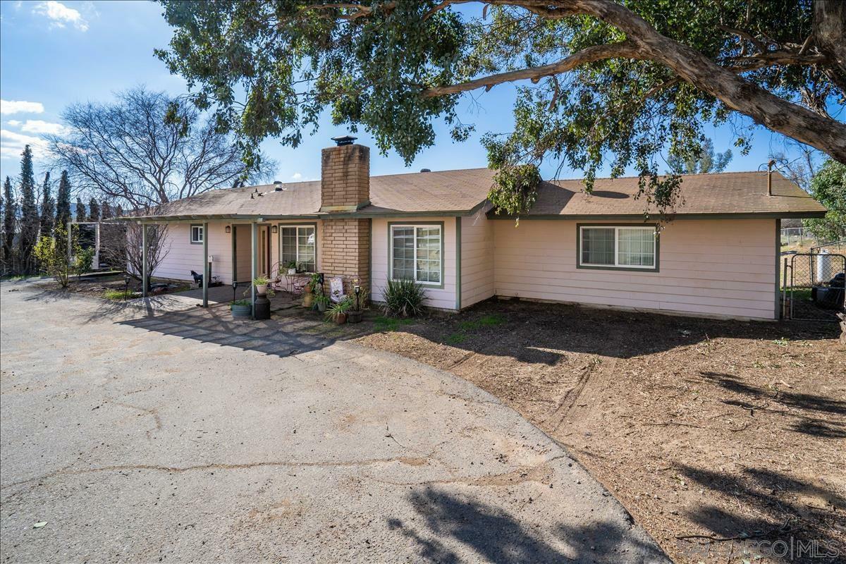 Property Photo:  207 Hope St  CA 92065 