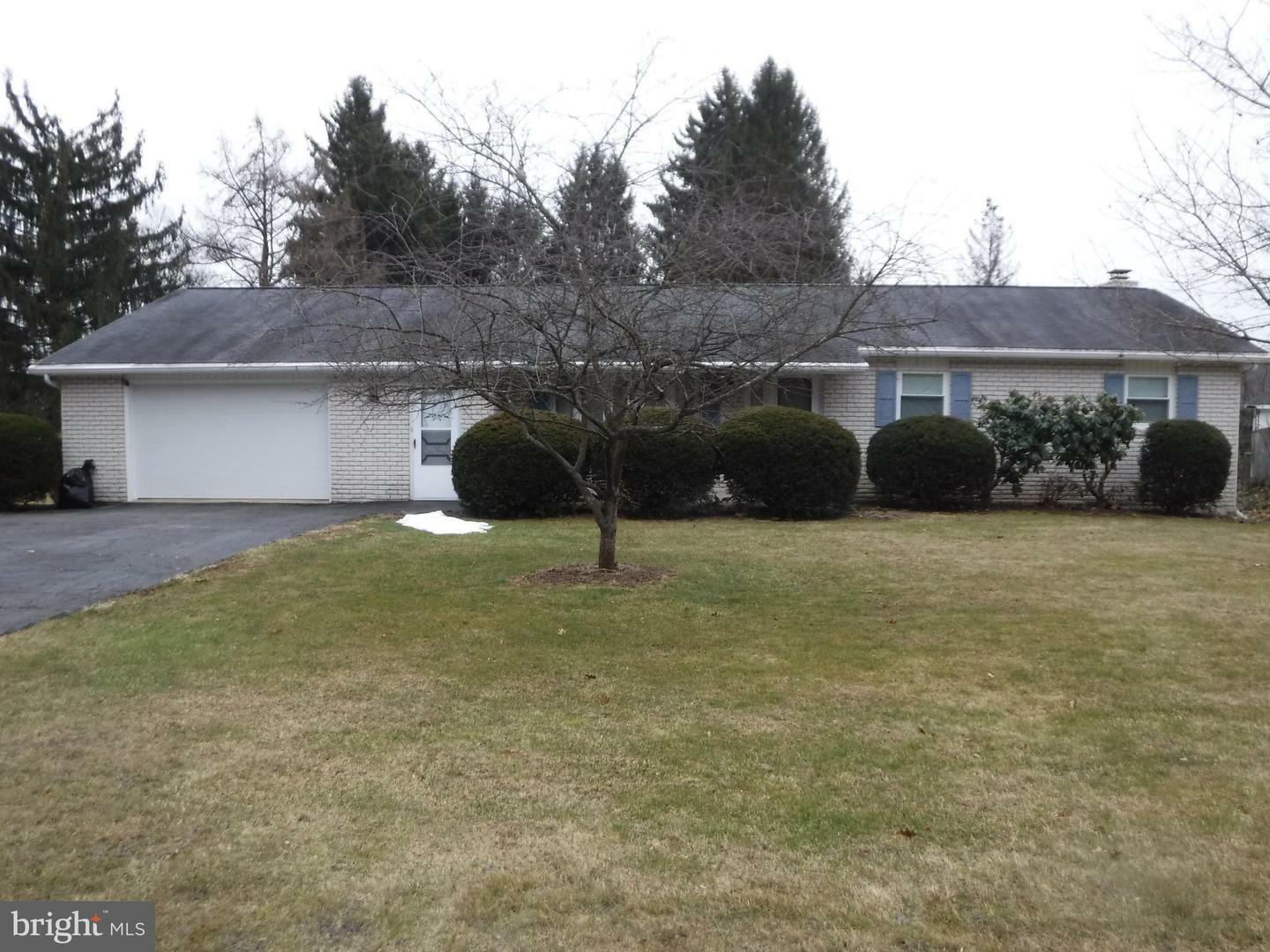 Property Photo:  205 Oak Road  PA 17068 