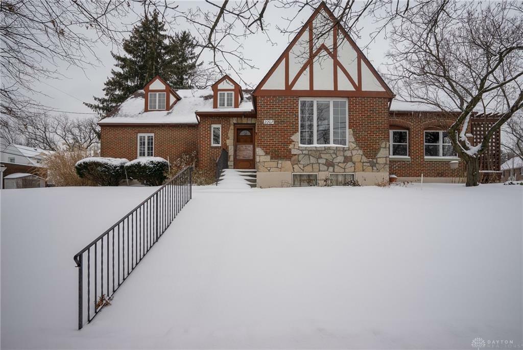 Property Photo: 2207 Far Hills Avenue OH 45419