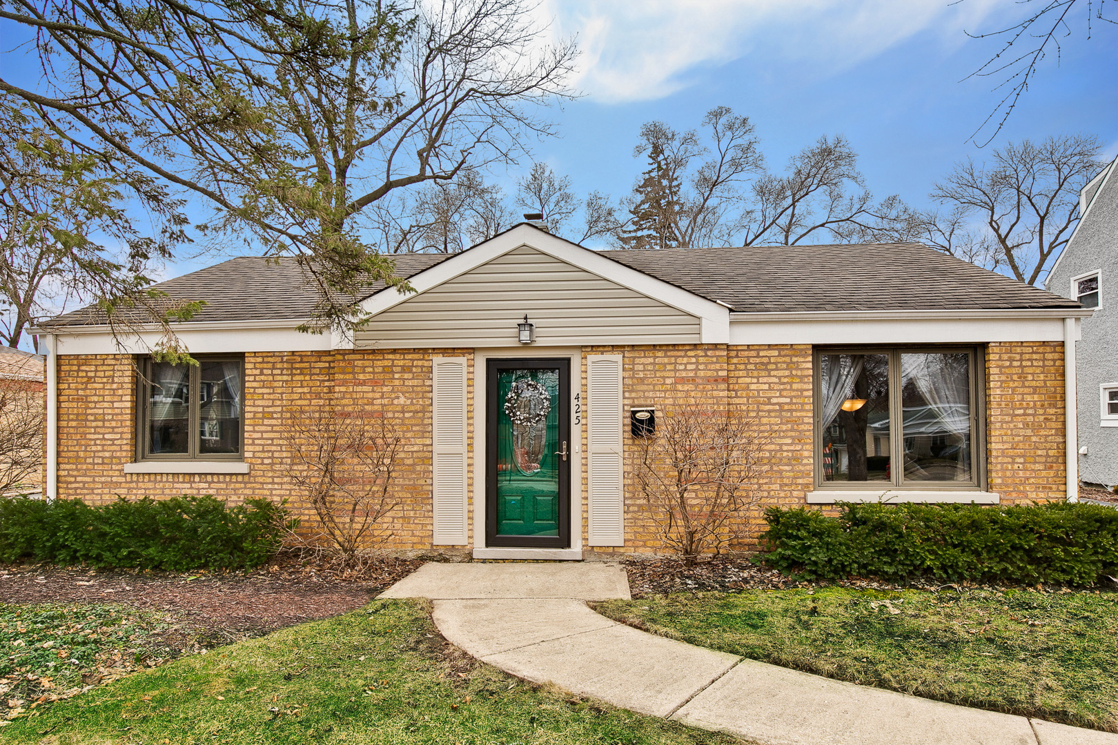 Property Photo: 425 E Rockland Road IL 60048