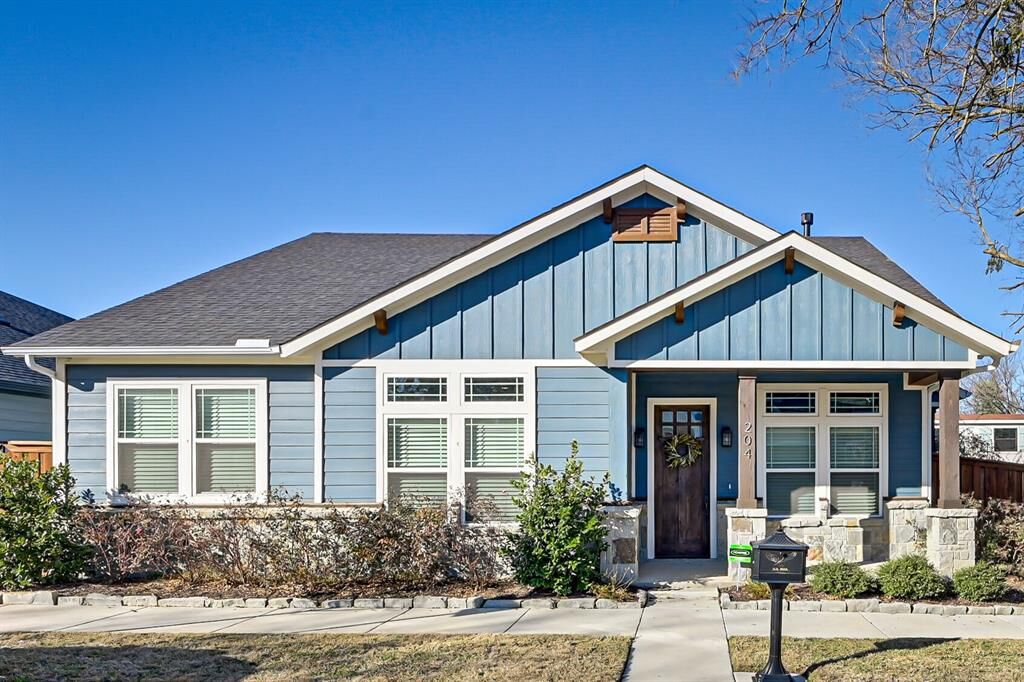 Property Photo: 204 W Kimball Street TX 76063