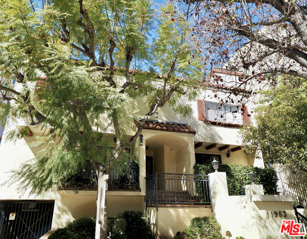 Property Photo:  11953   Goshen Ave 2  CA 90049 