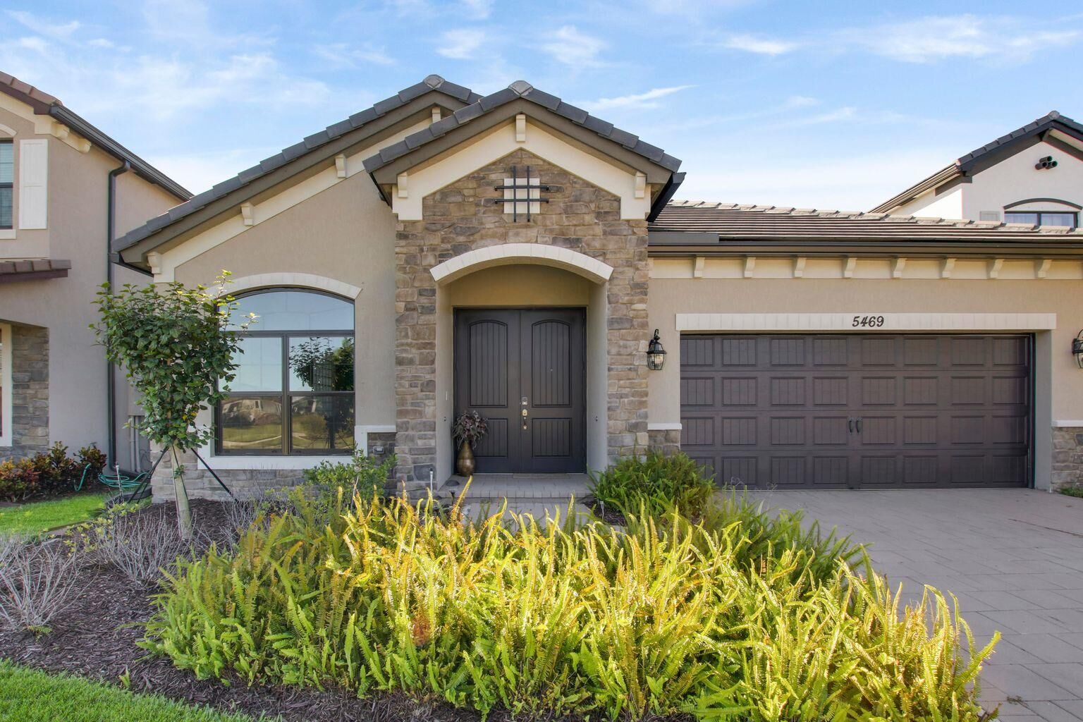 Property Photo: 5469 Sandbirch Way FL 33463