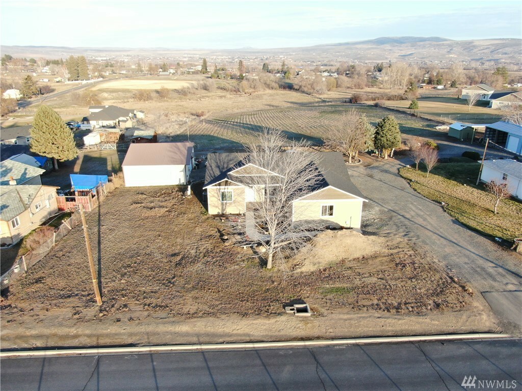 Property Photo:  661 Lancaster Rd  WA 98942 