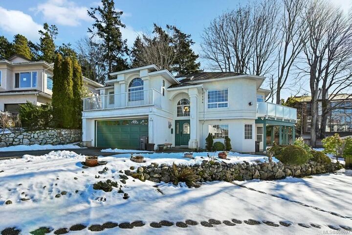 Property Photo: 709 Luscombe Pl 4 BC V9A 7L6