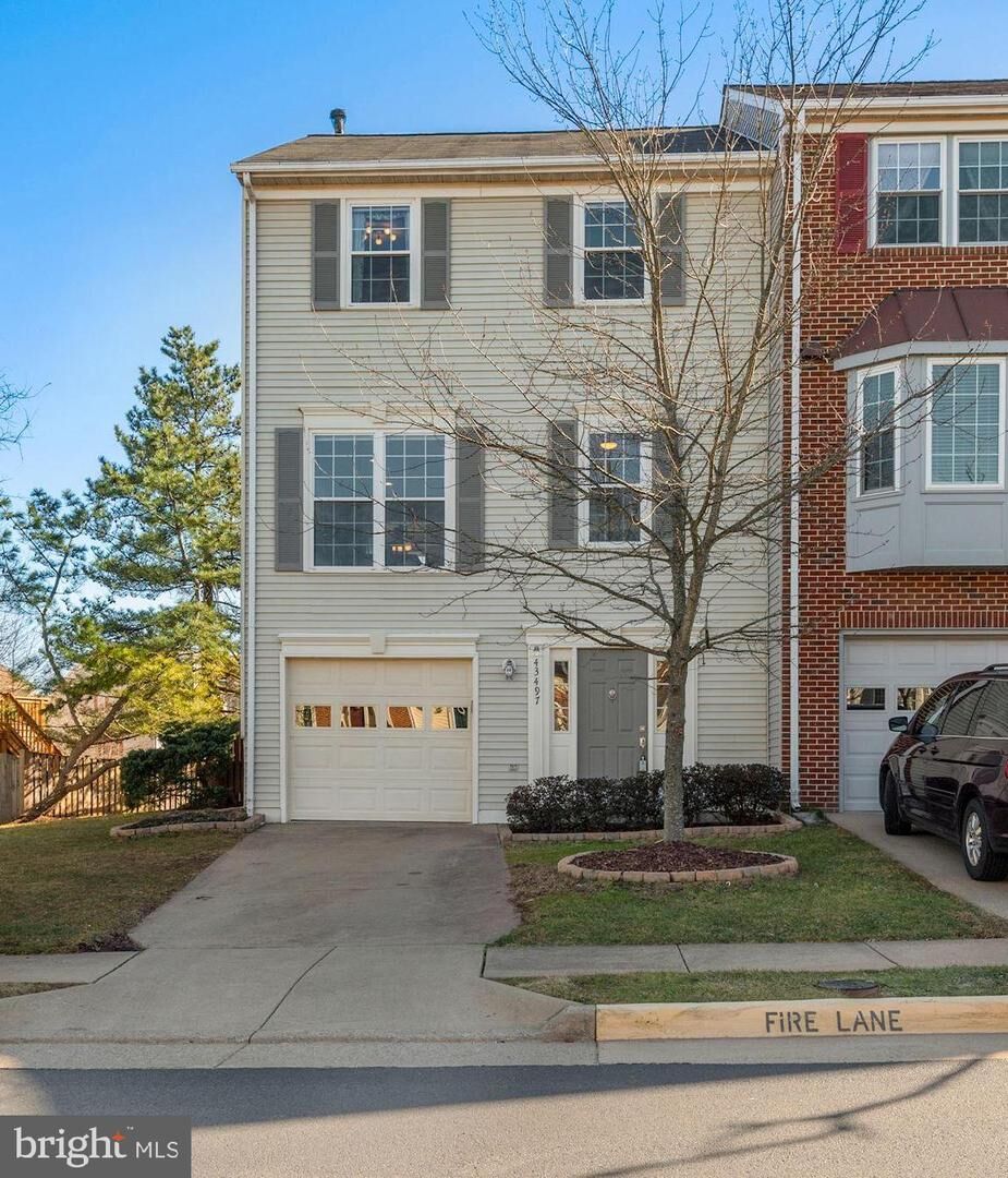 Property Photo: 43497 Blacksmith Square VA 20147