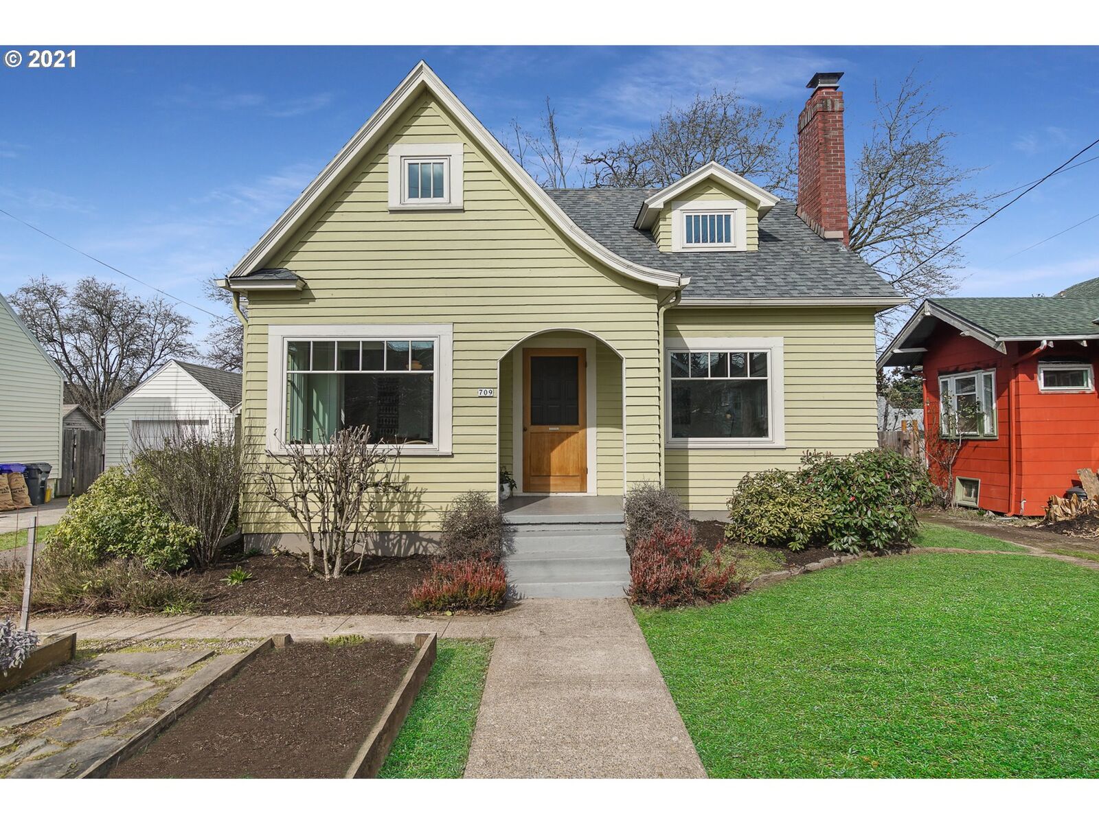 Property Photo:  709 N Russet St  OR 97217 