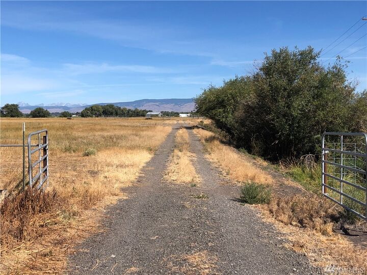 Property Photo:  6779 Xx Number 6 Rd  WA 98926 