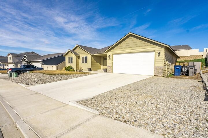 Property Photo:  2267 SE Maryhill St  WA 98802 