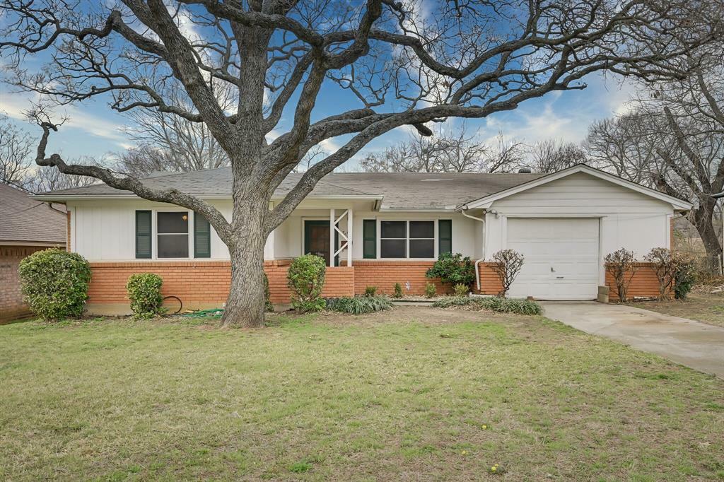 Property Photo:  706 Henslee Drive  TX 76040 