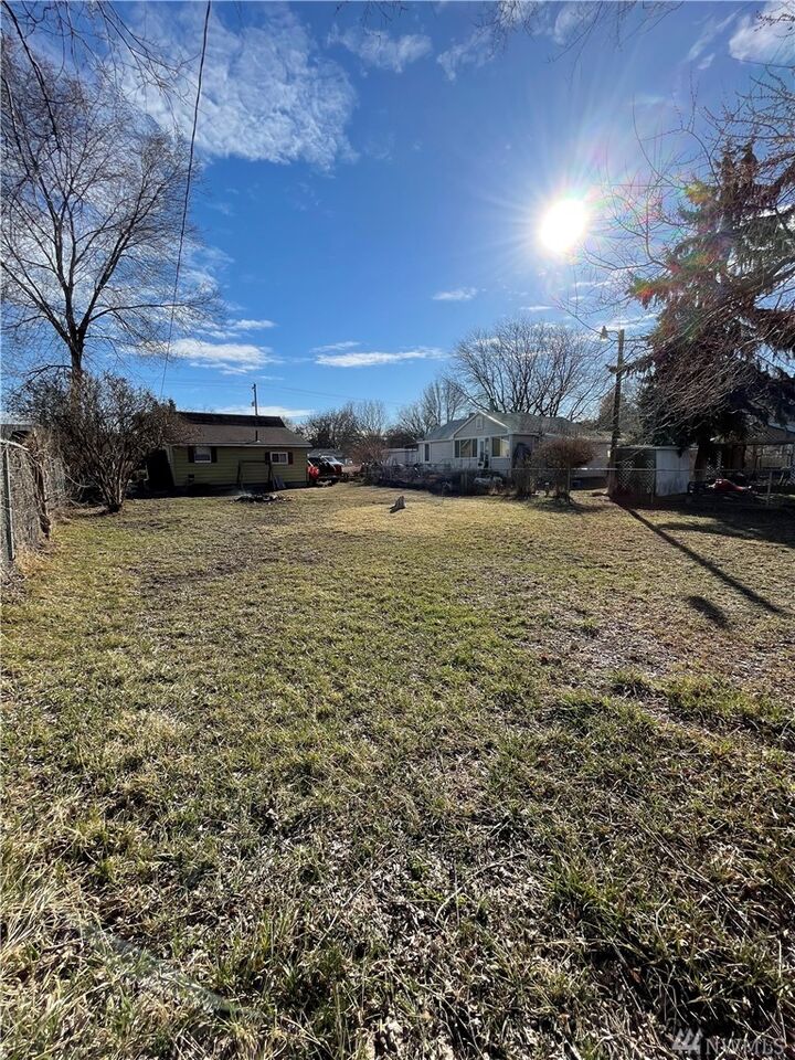 Property Photo: 430 W 4th Ave WA 98841