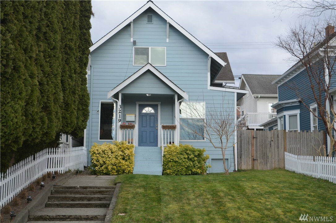 Property Photo:  3219 Hoyt Ave  WA 98201 