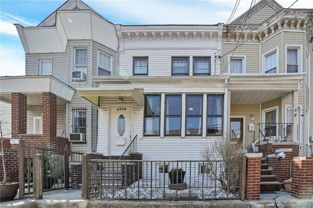 Property Photo:  1529 Hone Avenue  NY 10461 