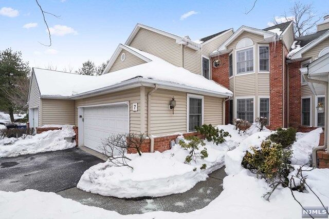 Property Photo:  7 Ebersbach Lane  NJ 07068 