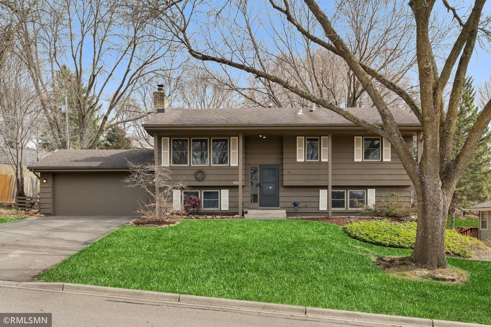 Property Photo:  1001 Aspen Drive  MN 55337 