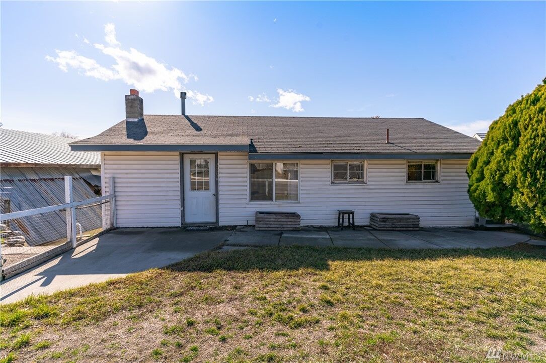 Property Photo: 206 Riverside Dr WA 98841