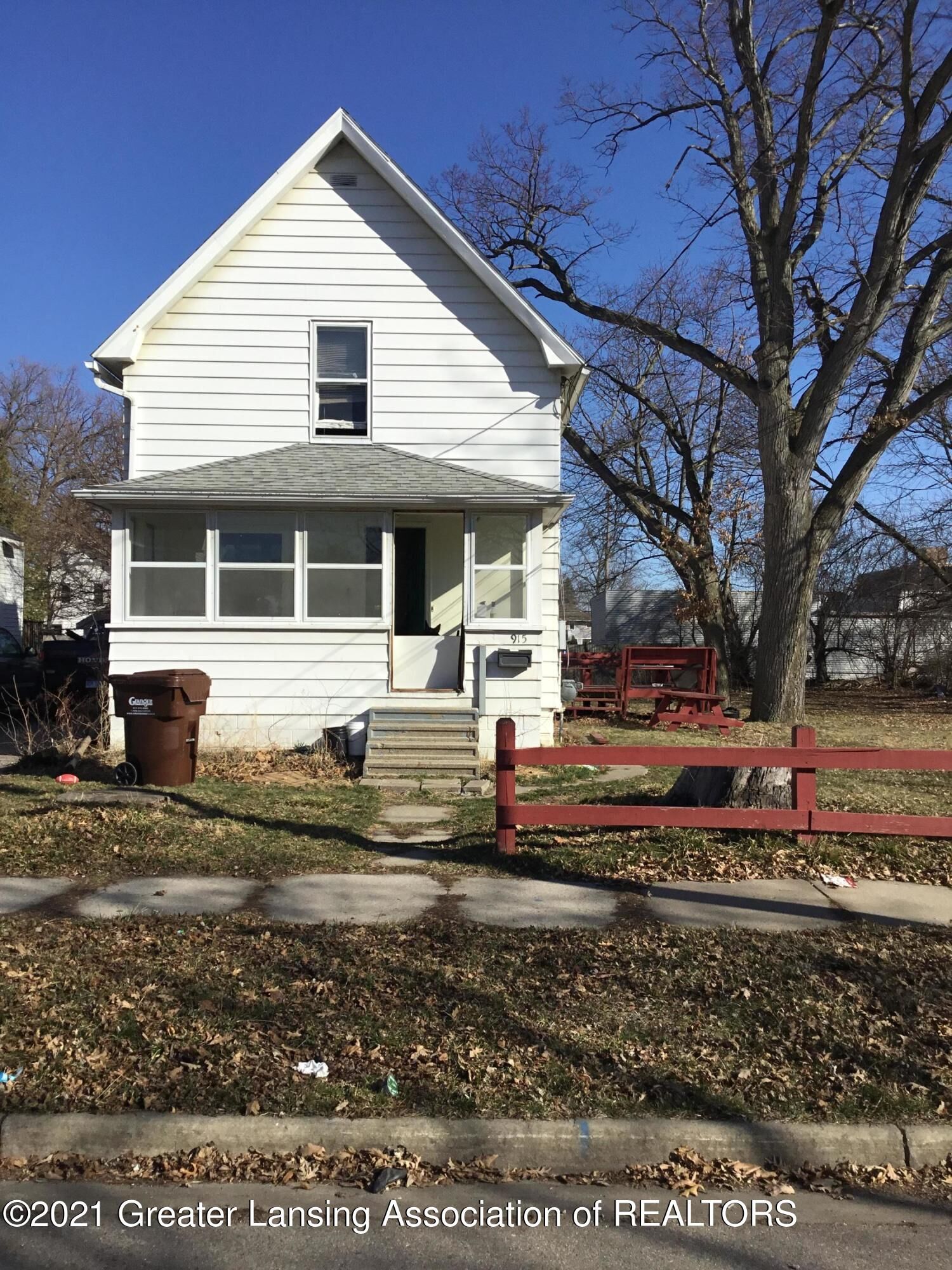 Property Photo:  915 Hickory Street  MI 48912 