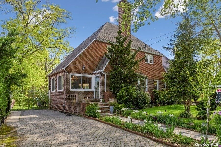 Property Photo: 6 Point Crescent NY 11357