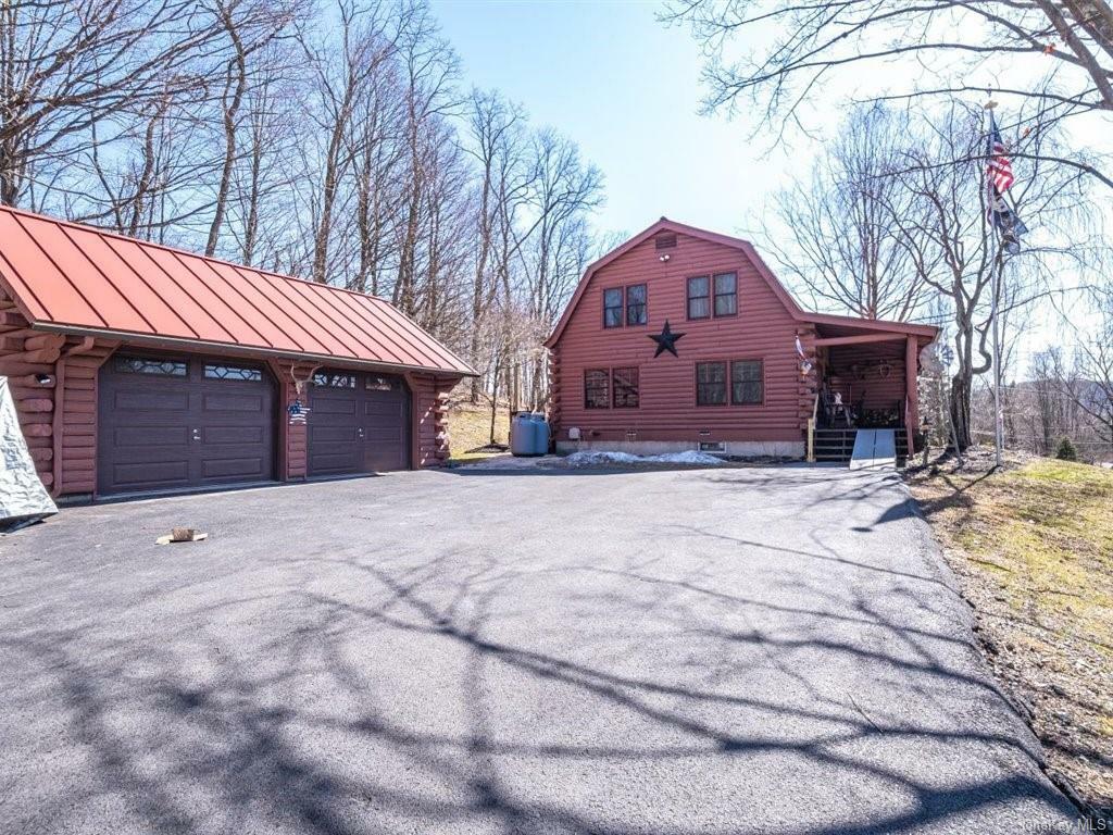 Property Photo:  8 Brandywine Crossing  NY 12550 