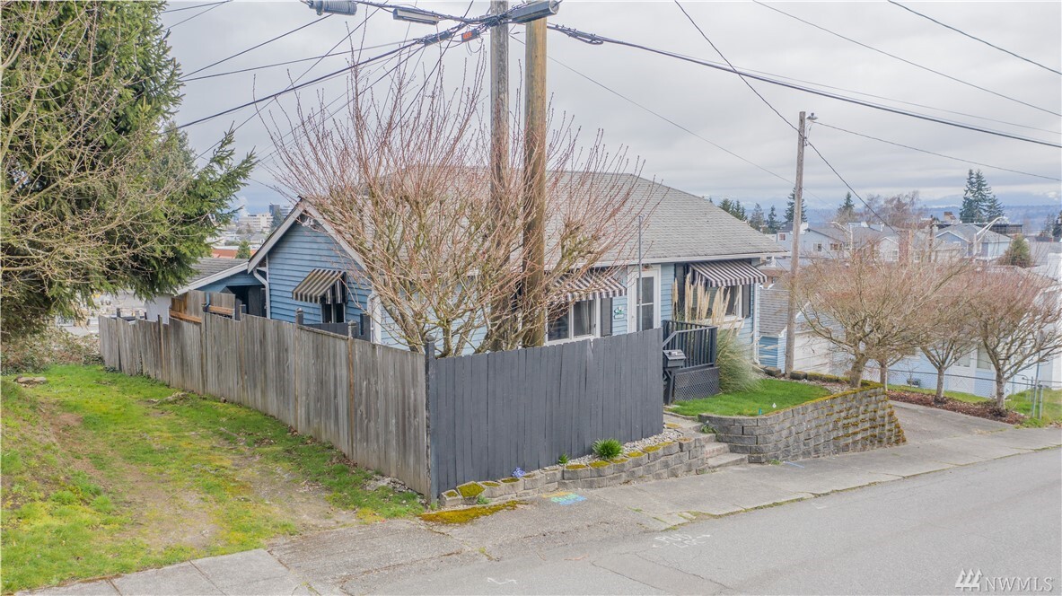 Property Photo:  1311 39th St  WA 98201 