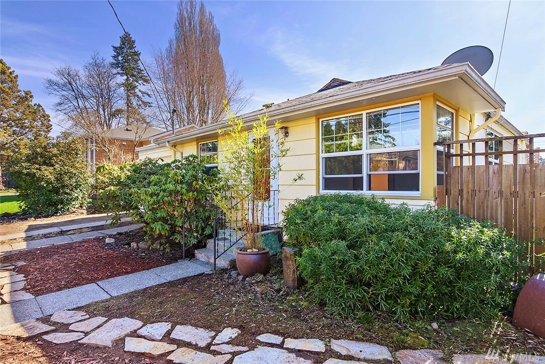 Property Photo:  4007 NE 75th St  WA 98115 