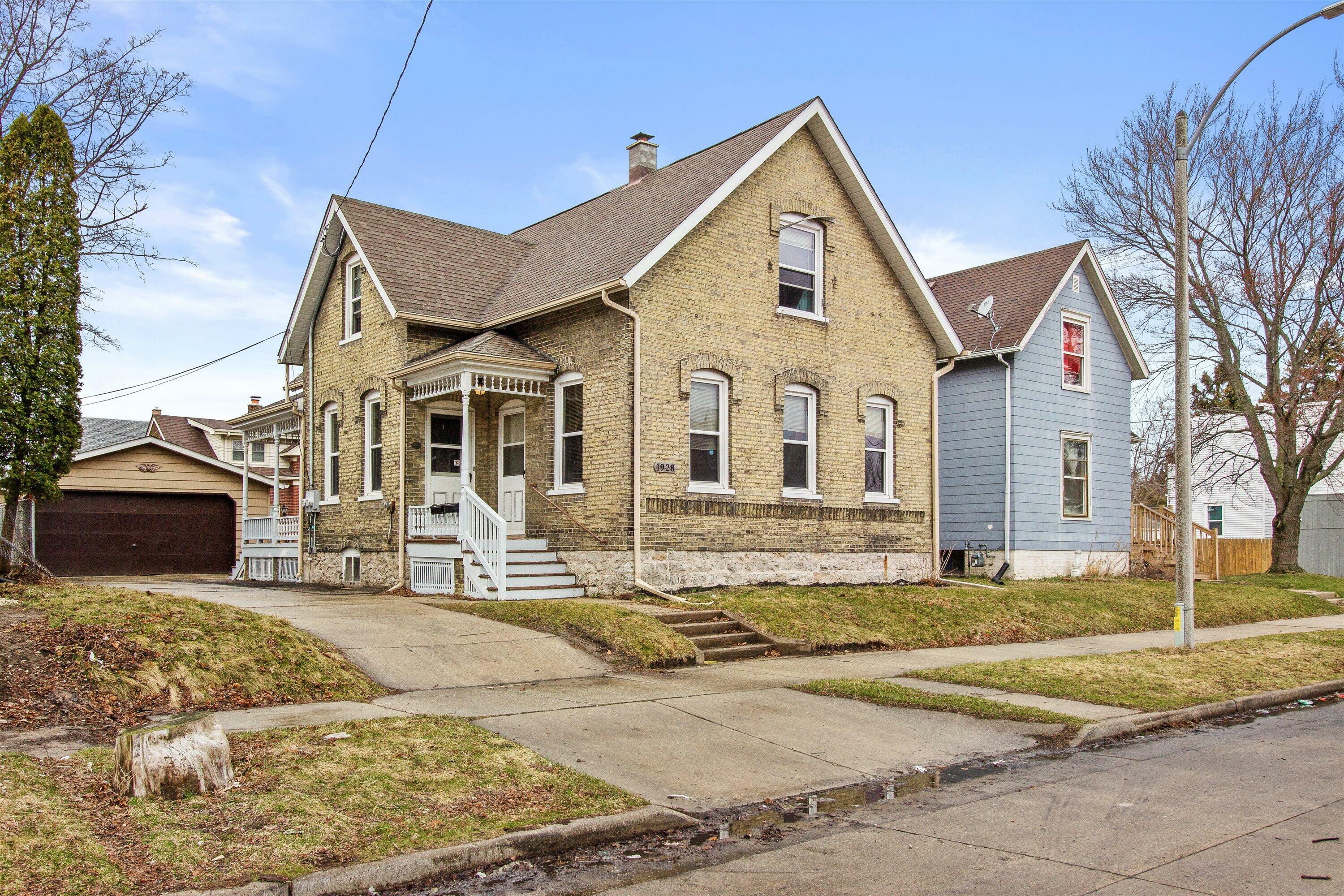 Property Photo:  1928 Erie St  WI 53402 