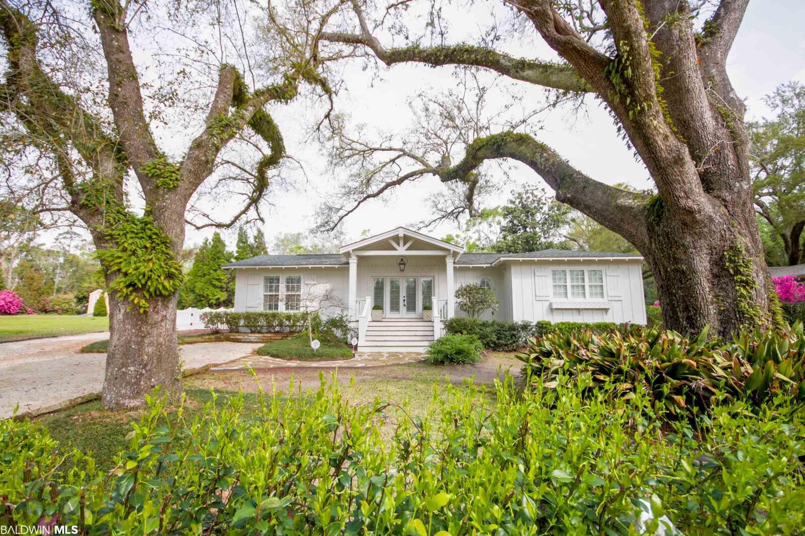 Property Photo: 14413 Island Avenue AL 36555