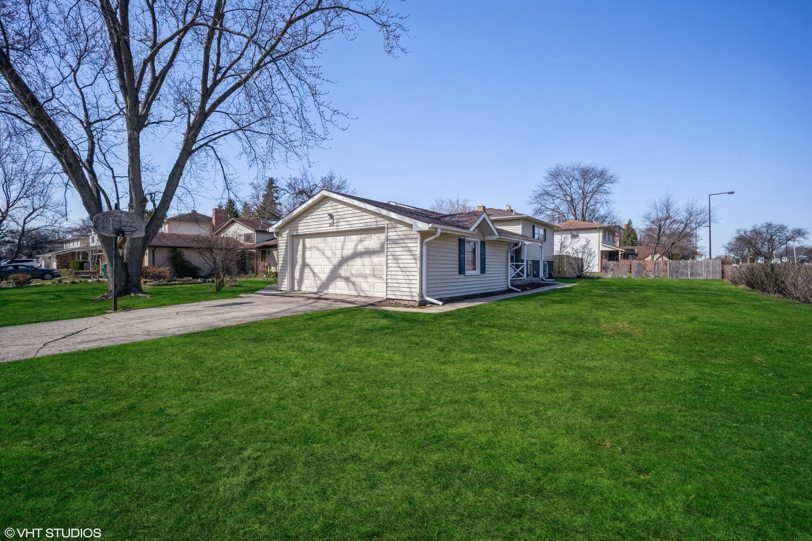 Property Photo: 864 Cambridge Drive IL 60089