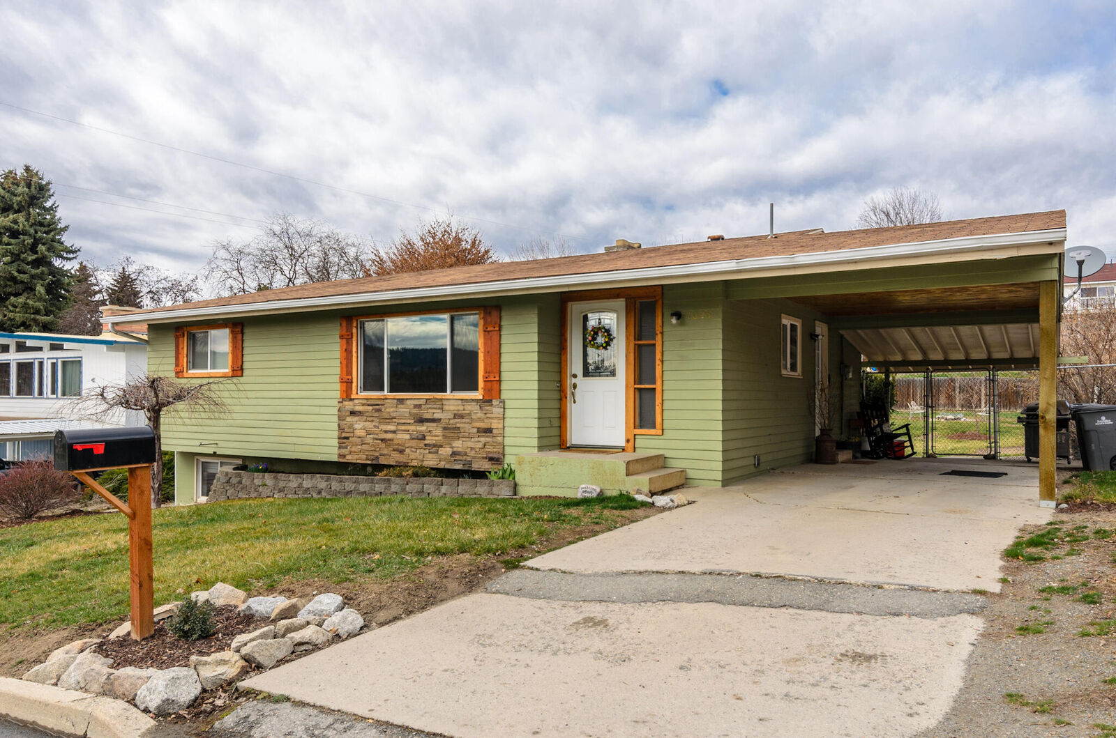 Property Photo:  1025 E Ivy Ave  WA 99114 