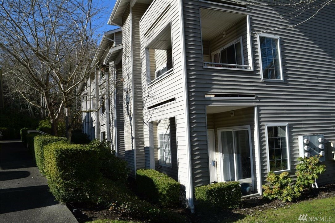 Property Photo:  801 Rainier Ave N E-226  WA 98057 