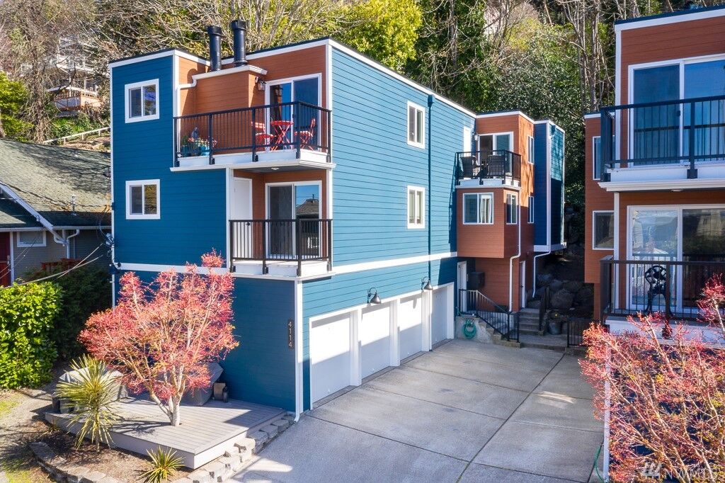 Property Photo:  4114 58th Place SW 4  WA 98116 