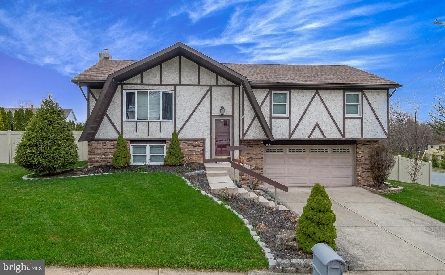 Property Photo: 995 Hillcrest Dr S PA 18062