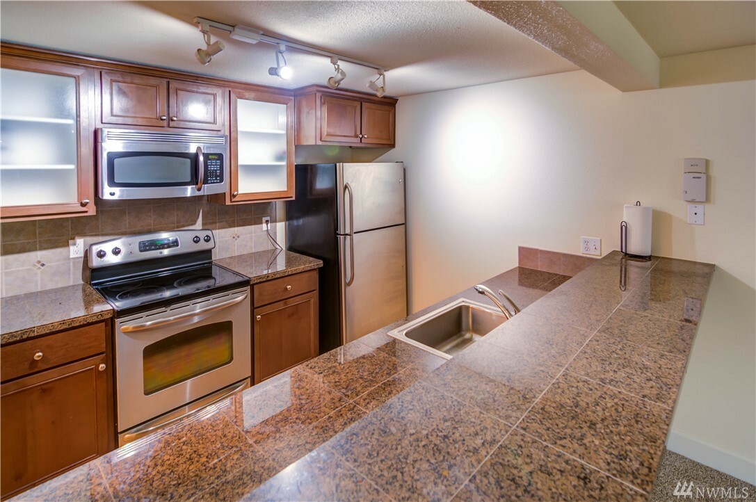 Property Photo:  300 N 130th St 7110  WA 98133 