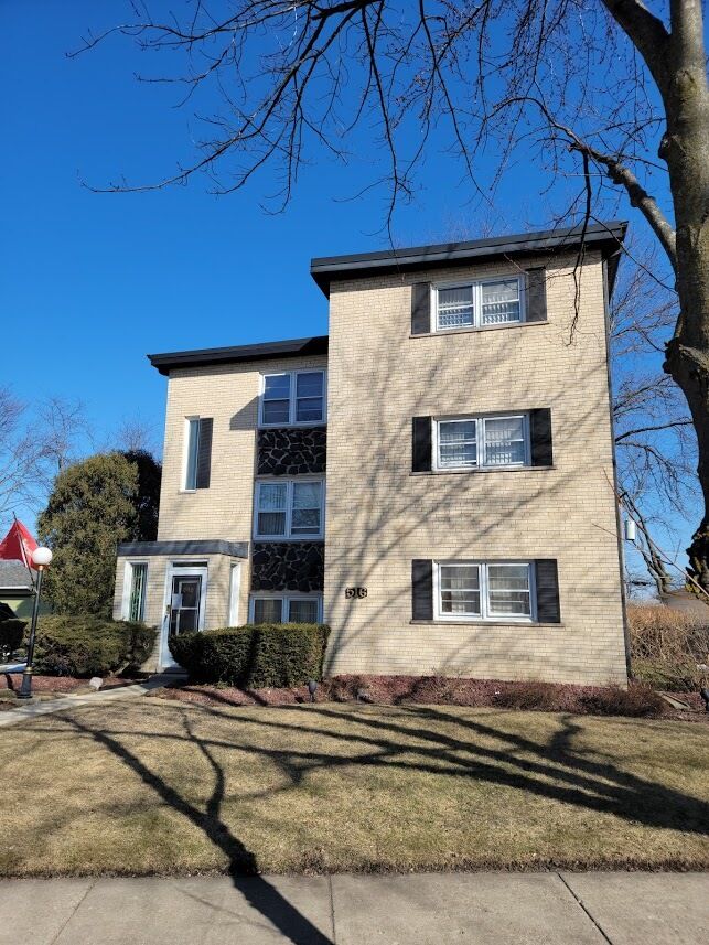Property Photo: 516 W Ida Court IL 60056