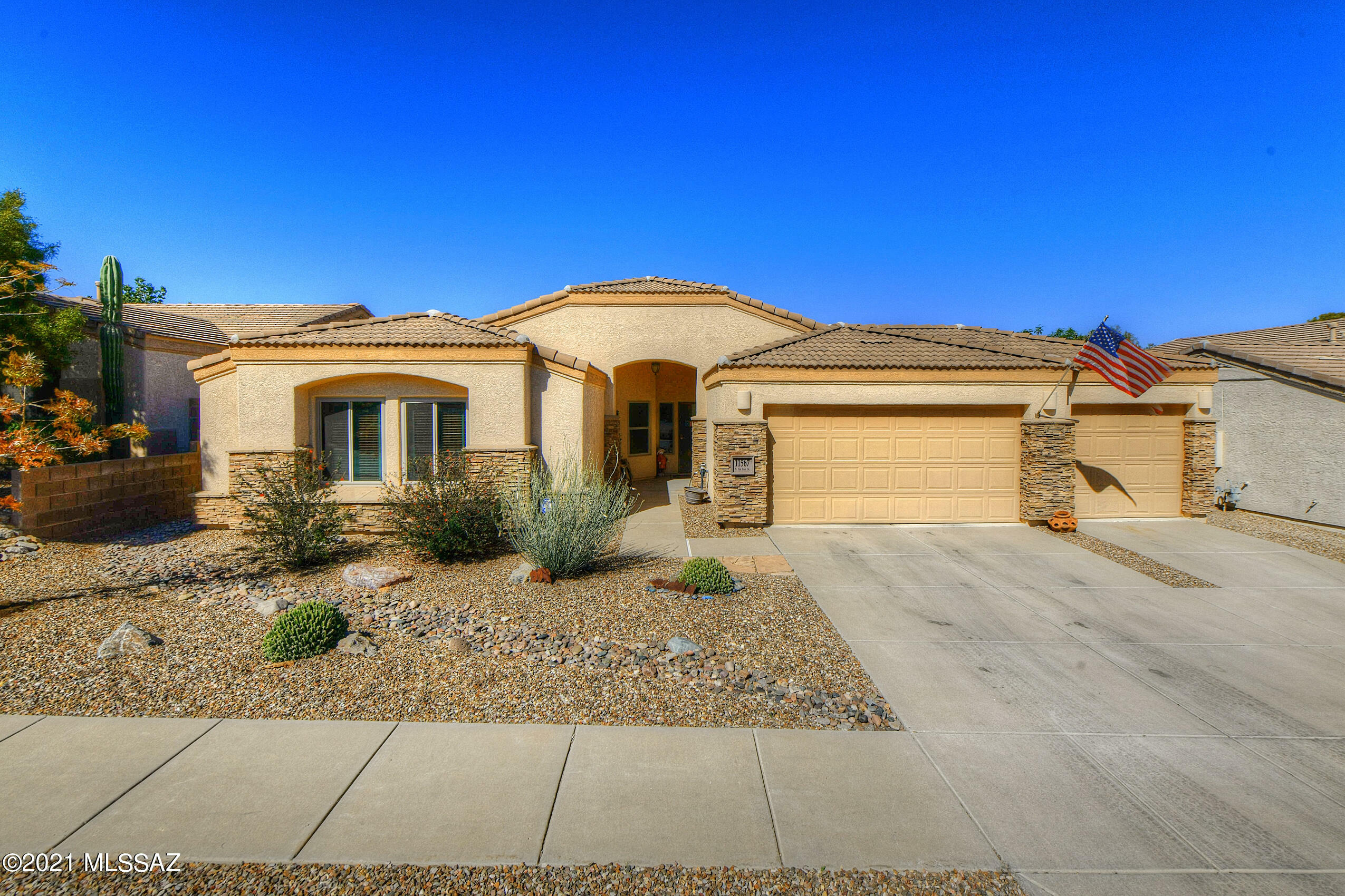 Property Photo:  11567 N Flat Iron Drive  AZ 85737 